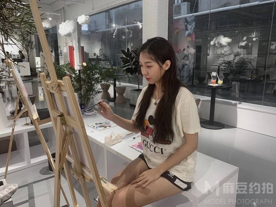 情绪模特