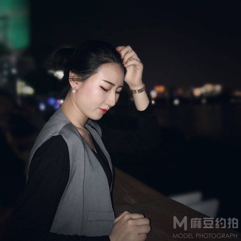 情绪模特