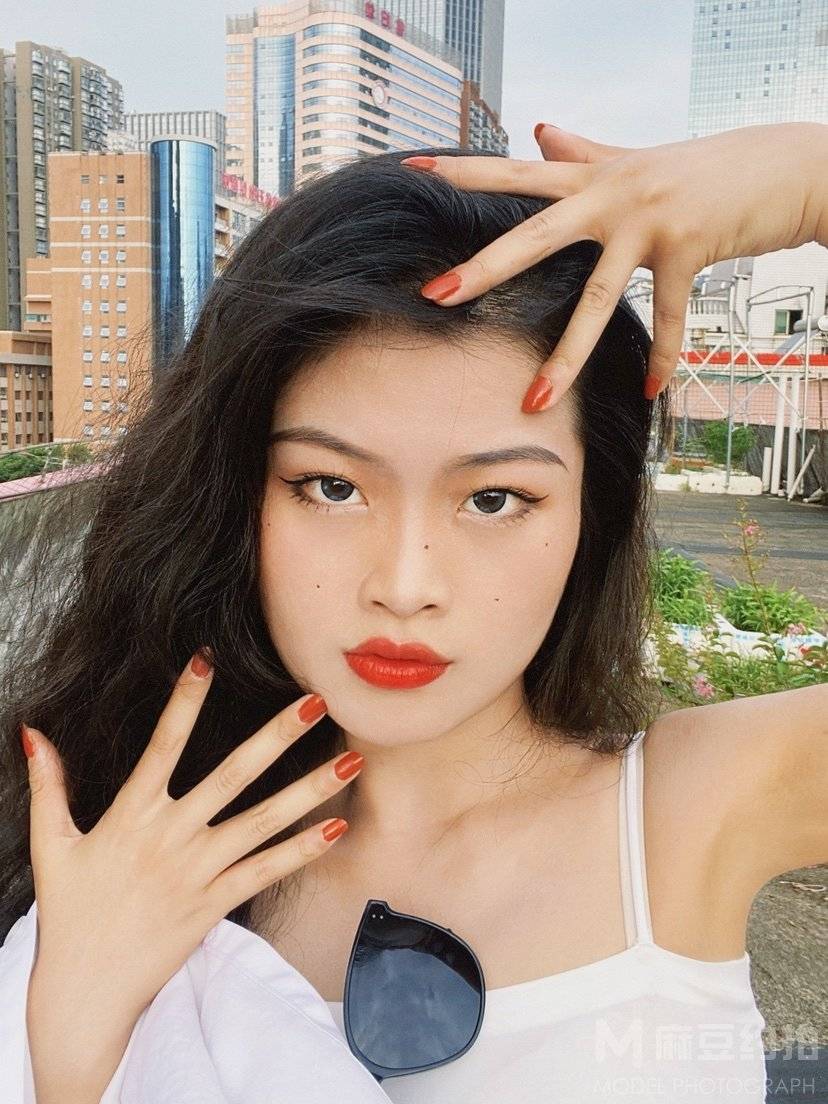情绪模特