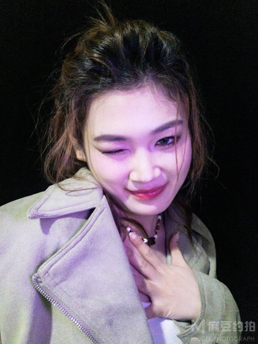 情绪模特