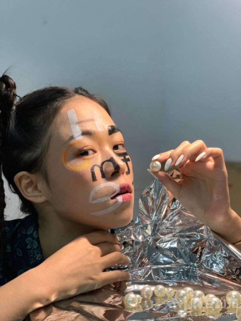 情绪模特