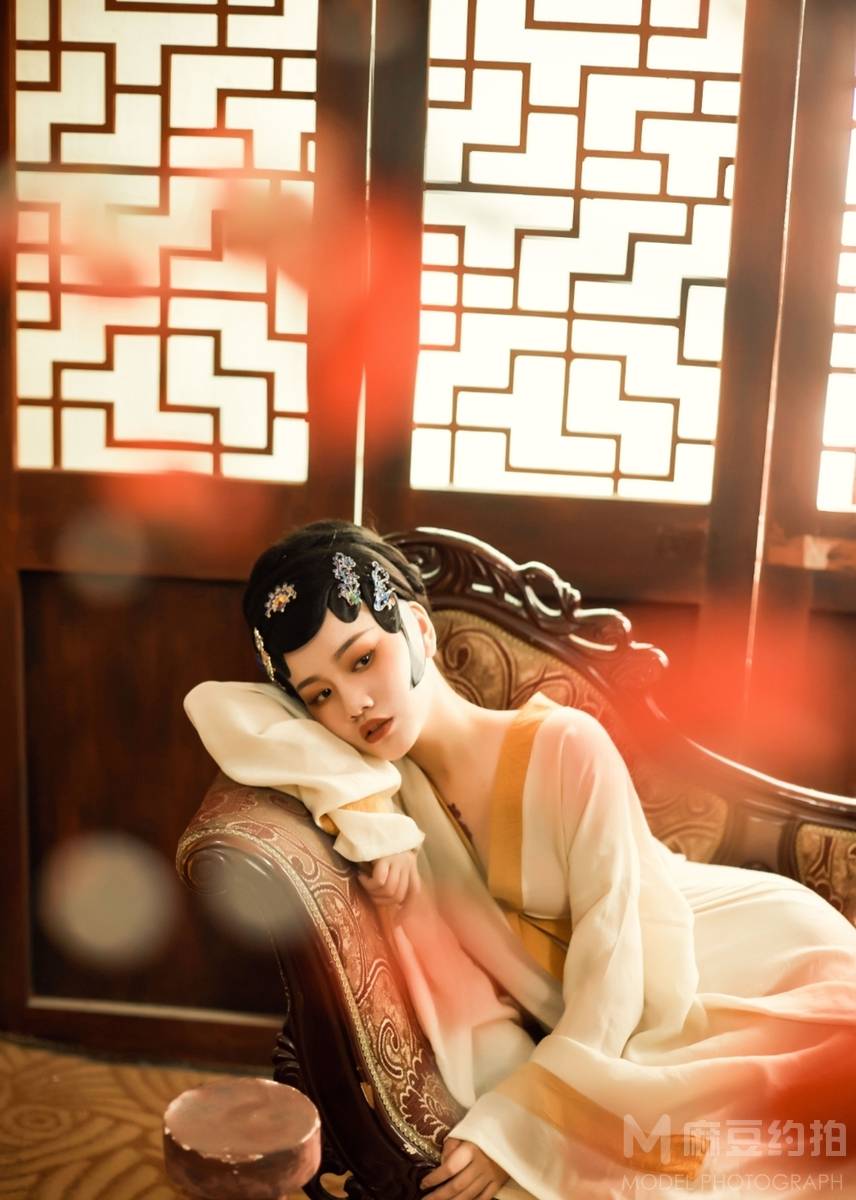 情绪模特