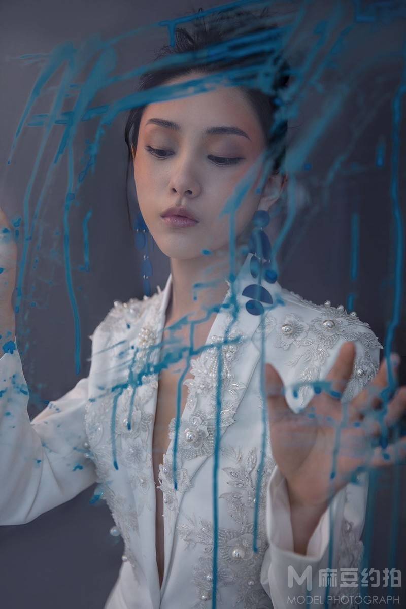 情绪模特