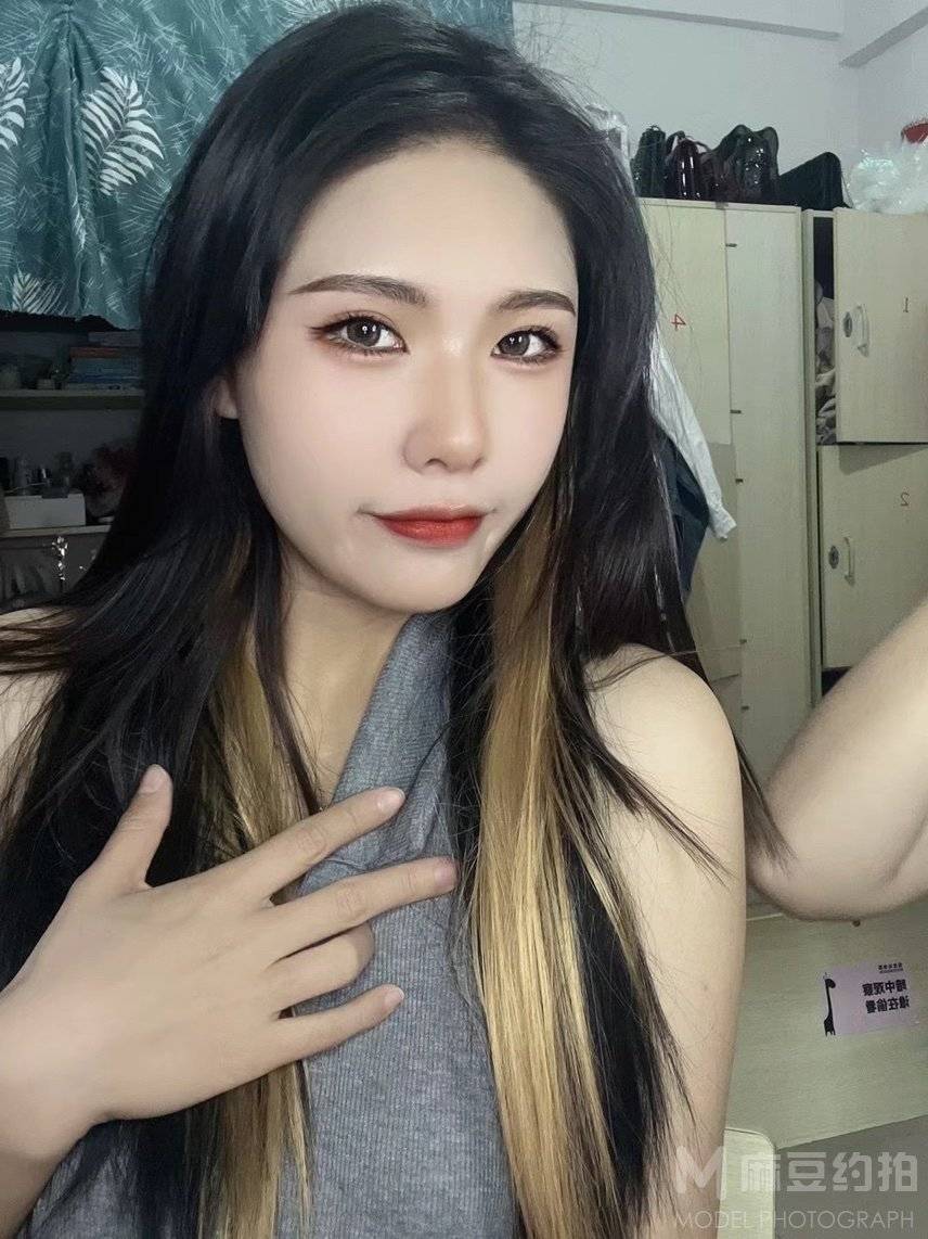 黑白模特