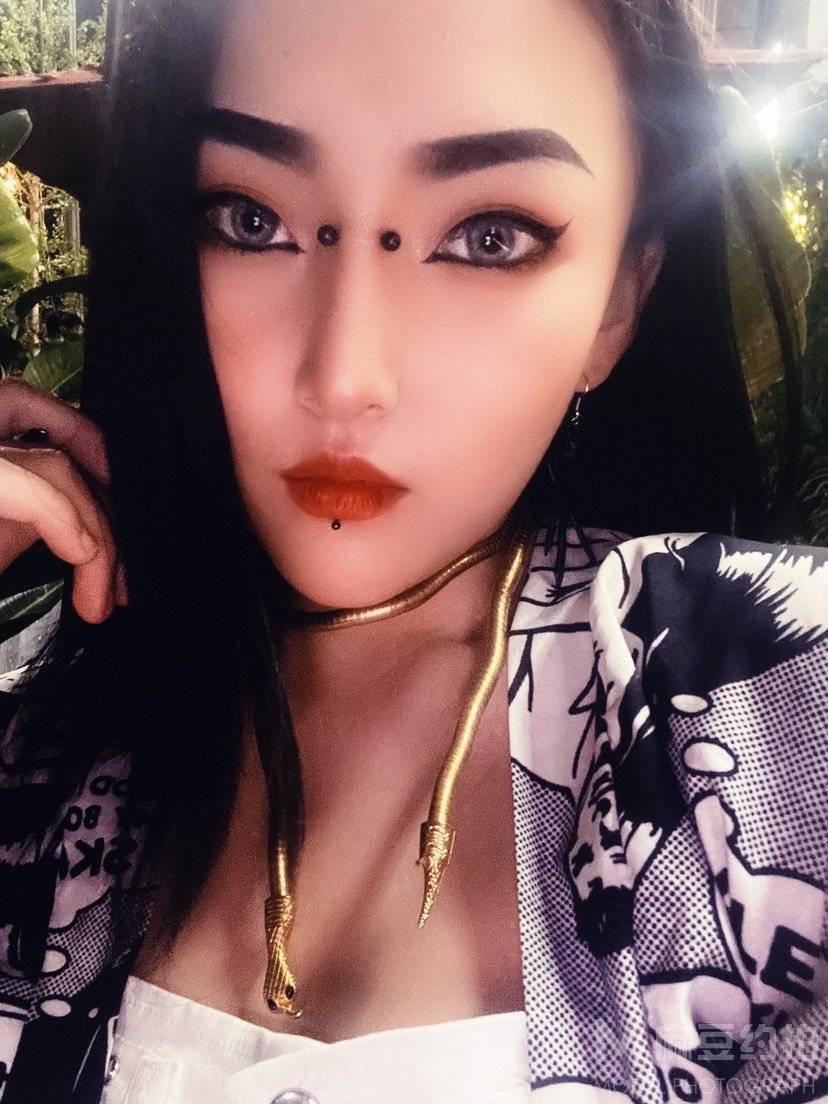 黑白模特