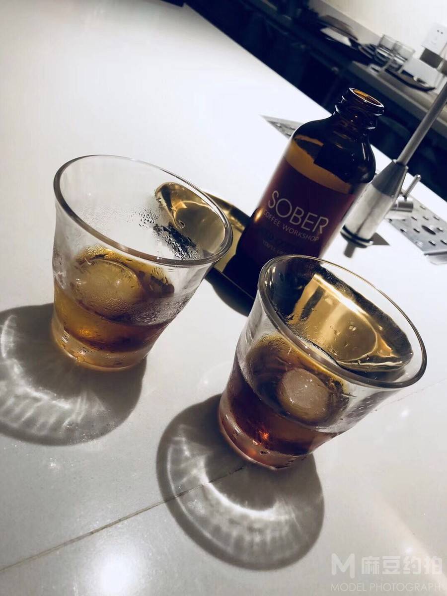 黑白模特