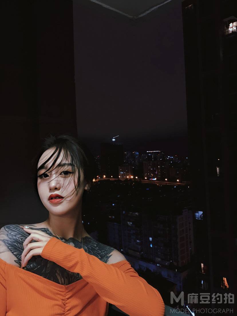 情绪模特