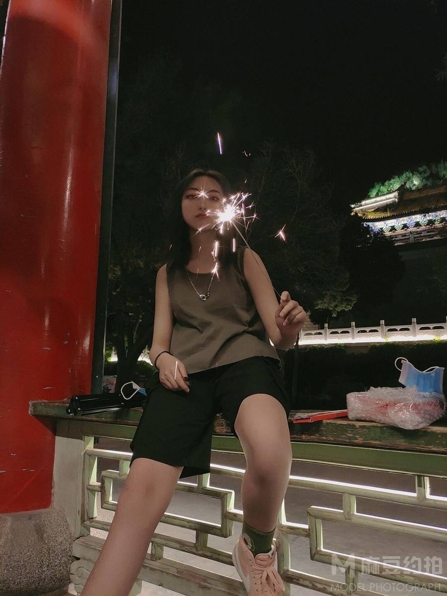 情绪模特