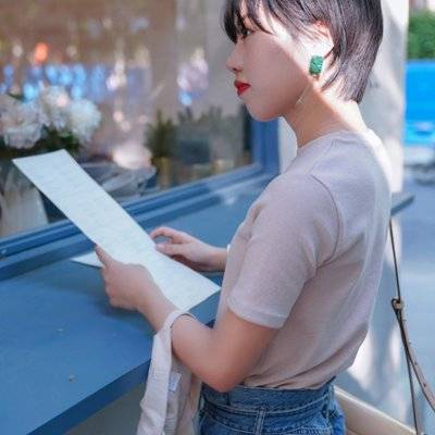 情绪模特
