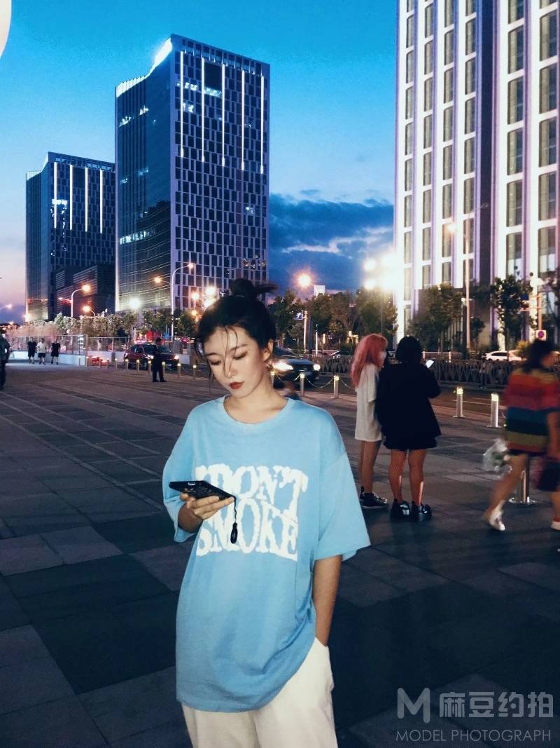 情绪模特