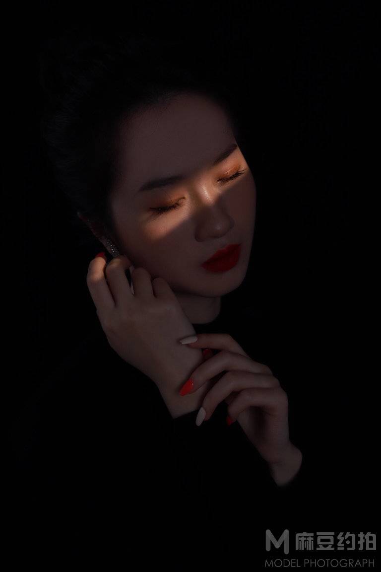 情绪模特