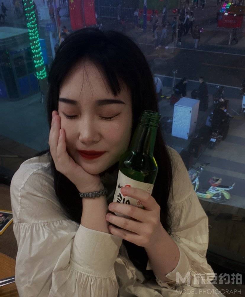 情绪模特