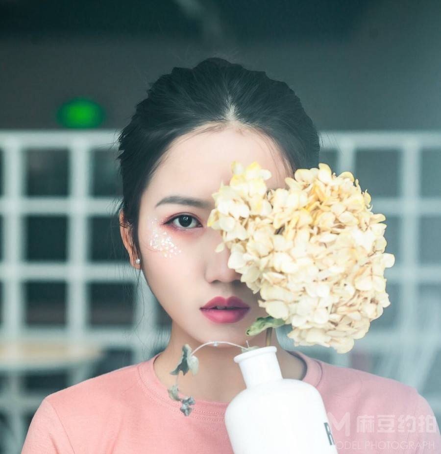 情绪模特