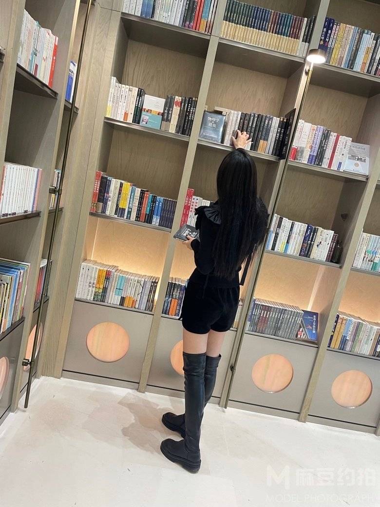 黑白模特