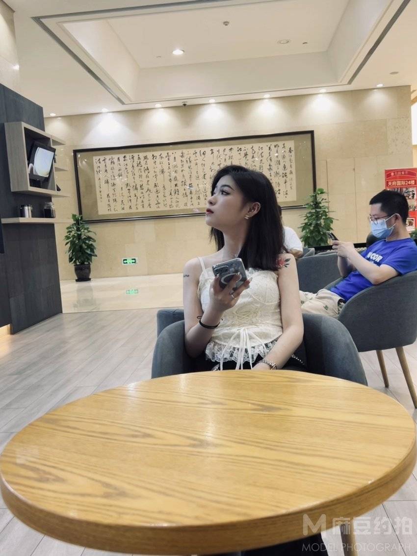情绪模特