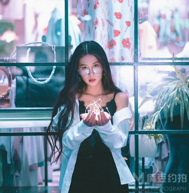 情绪模特