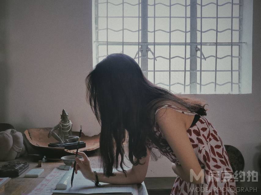 情绪模特