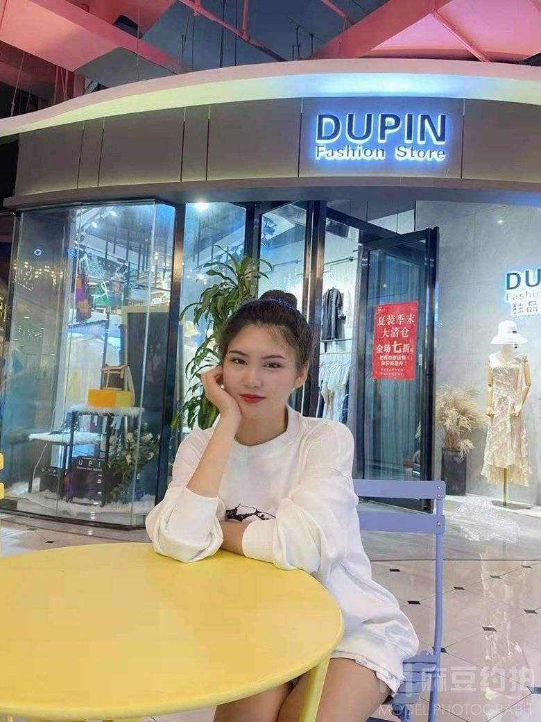 黑白模特