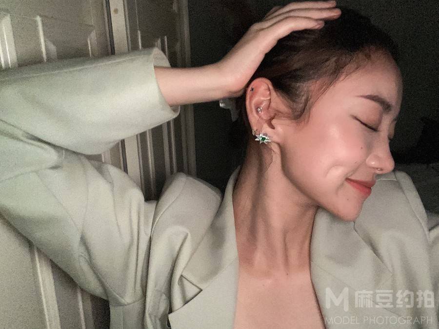 情绪模特