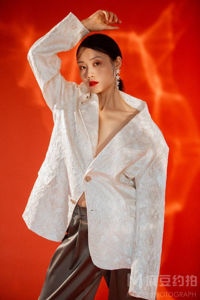 情绪模特