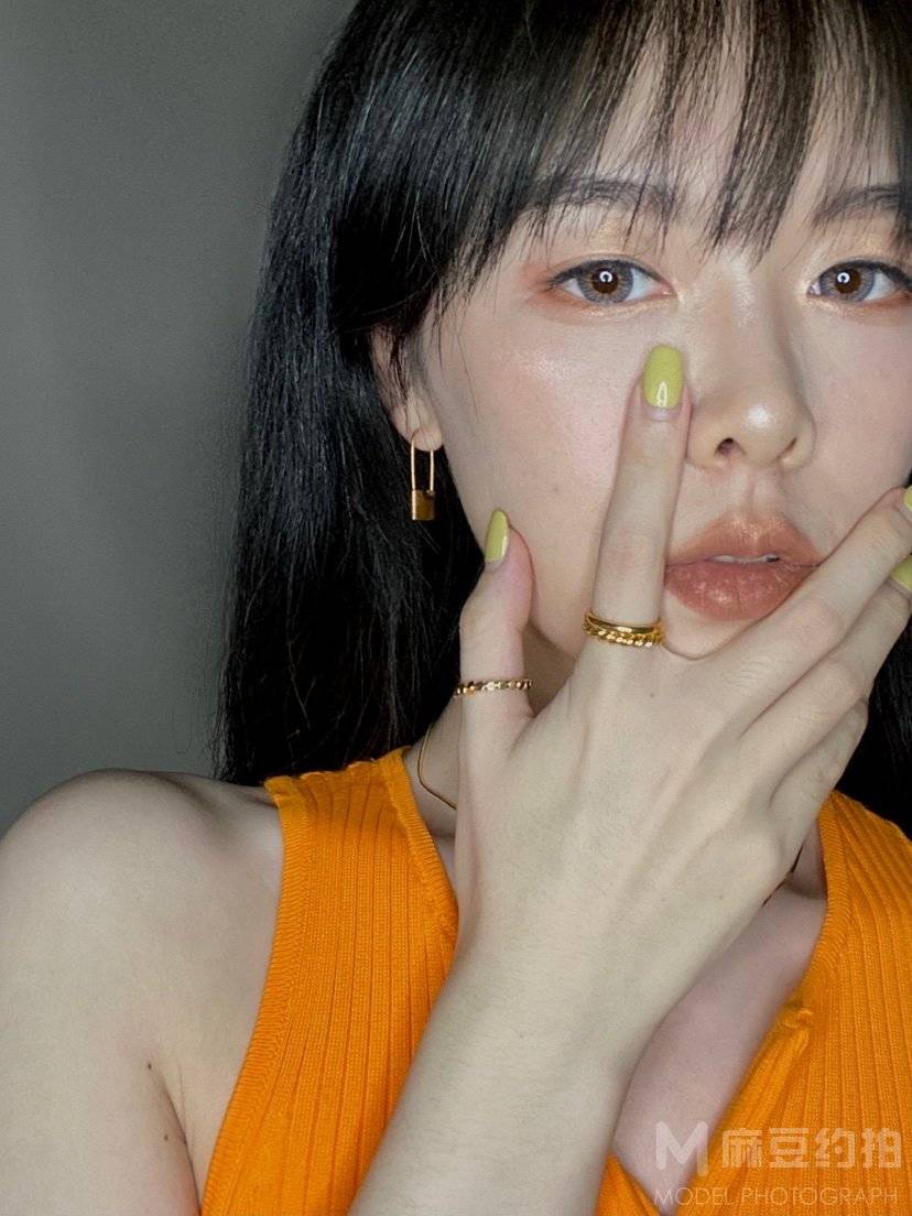情绪模特