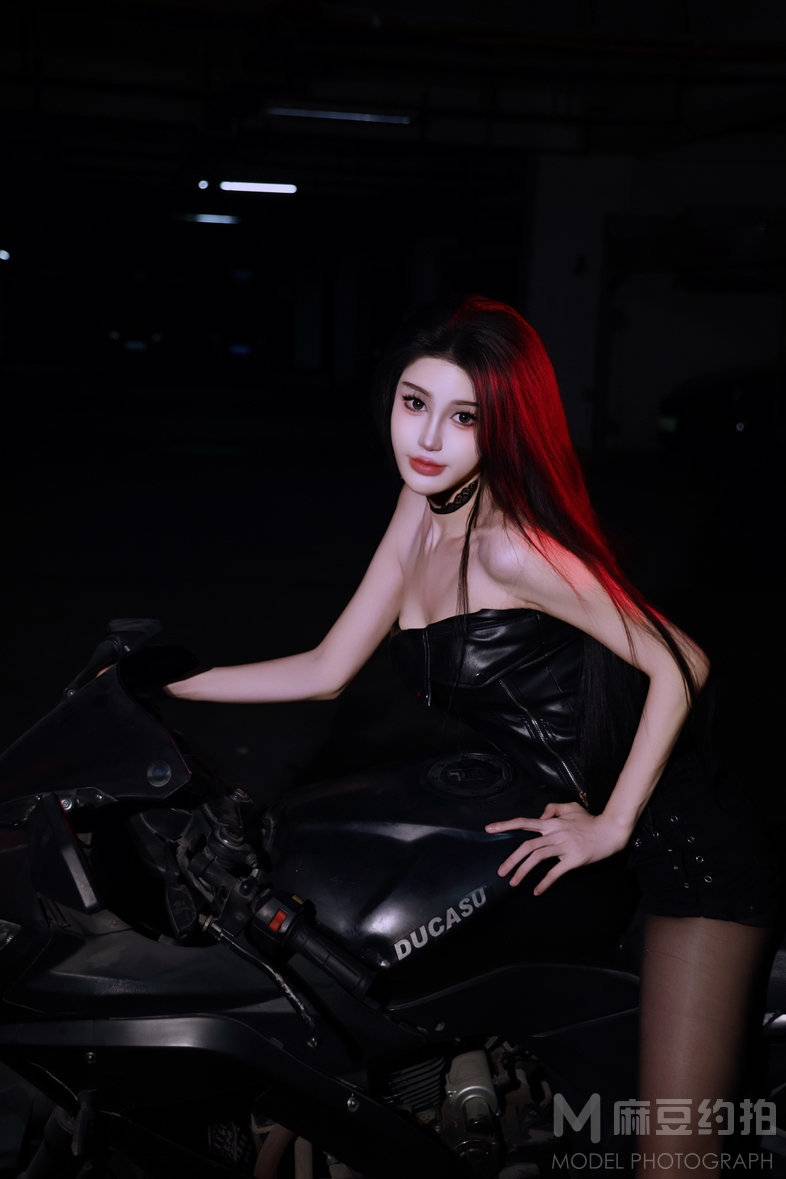 黑白模特