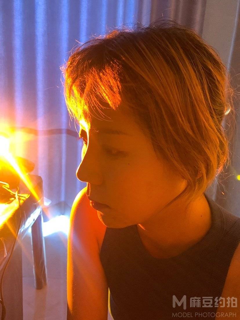 情绪模特