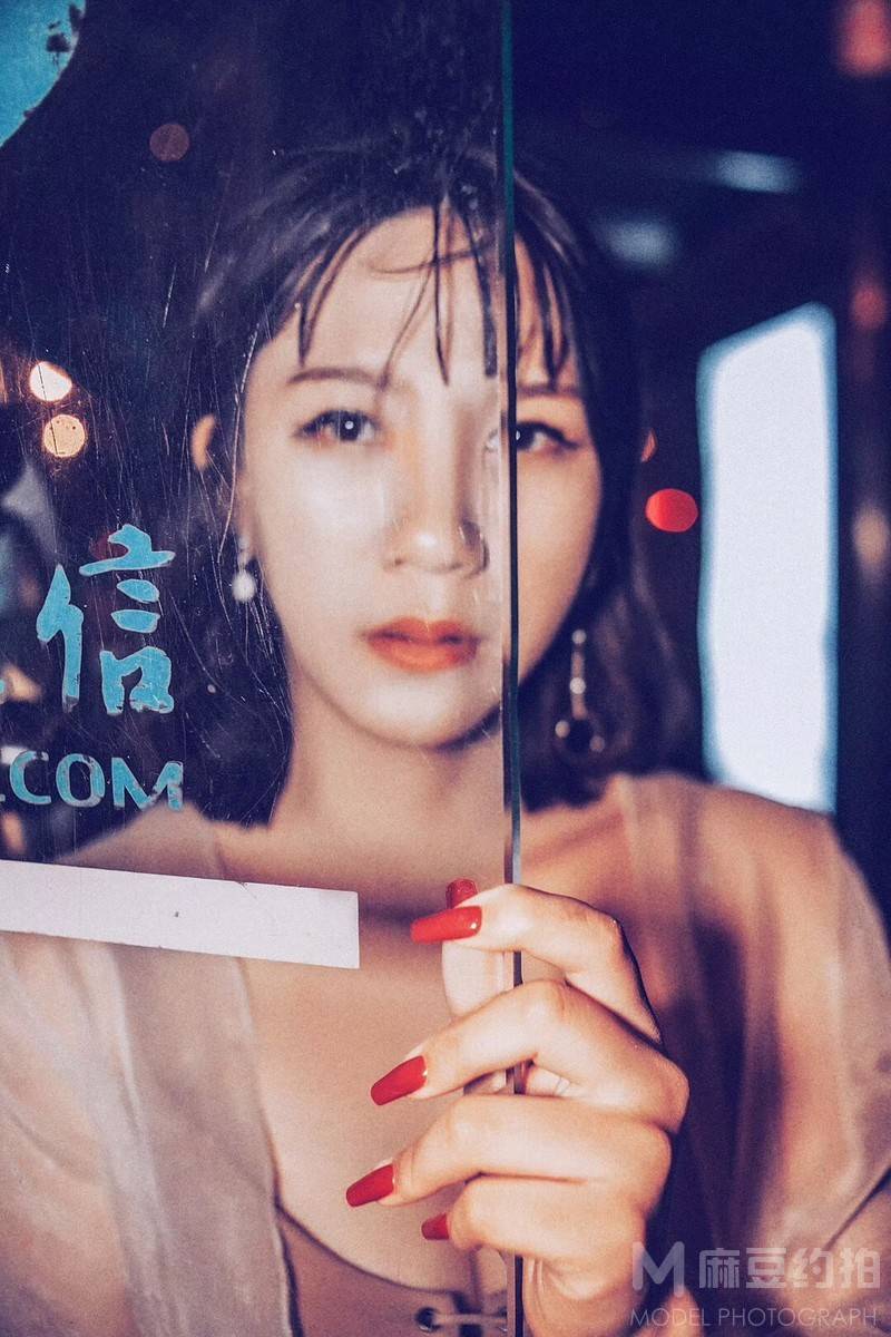 情绪模特