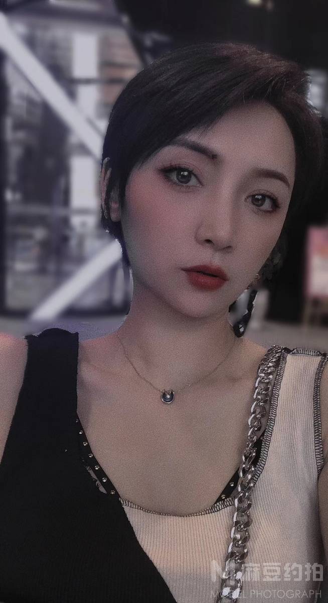 宝丽来模特