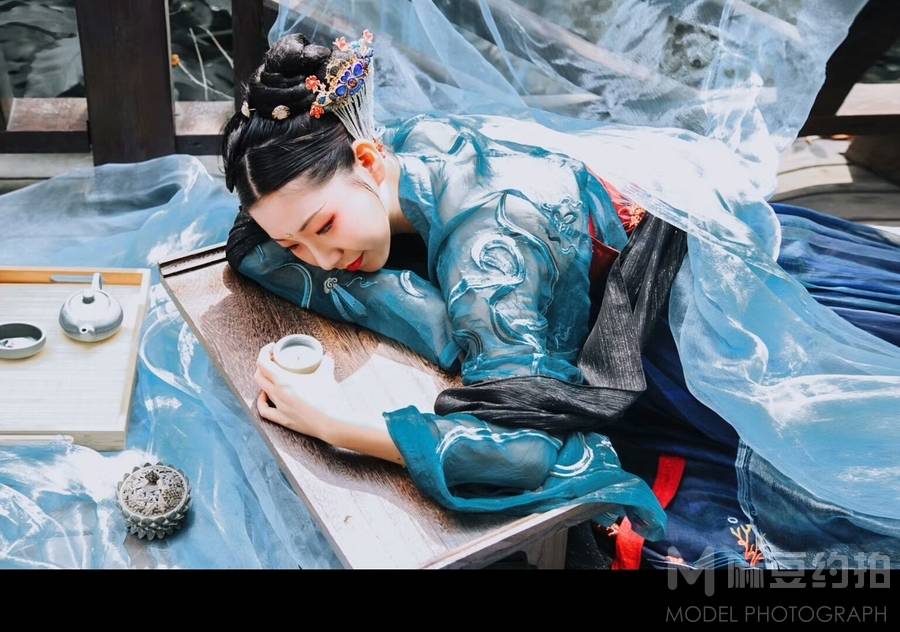 情绪模特