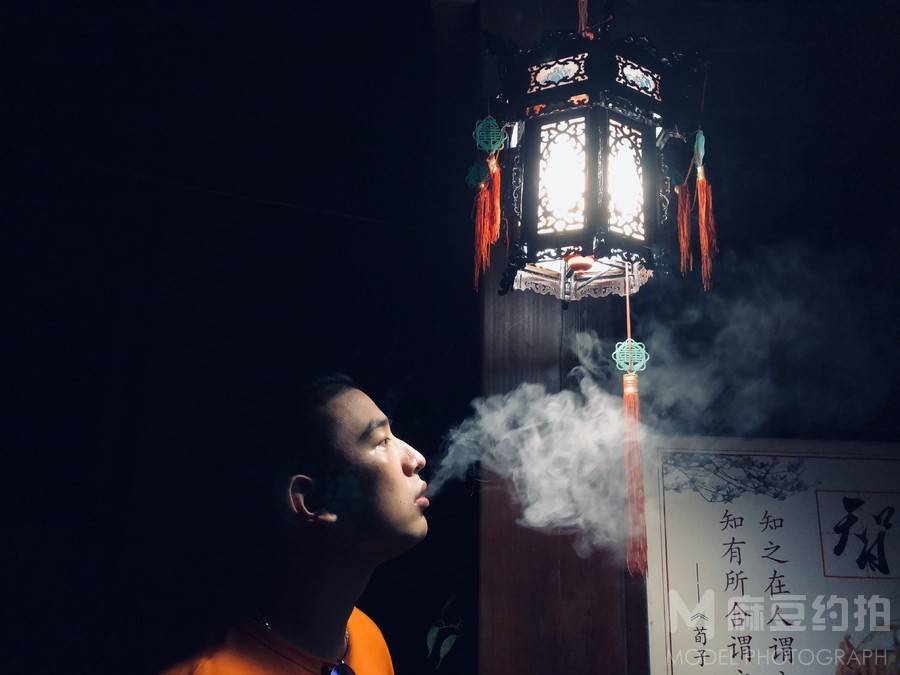 情绪模特