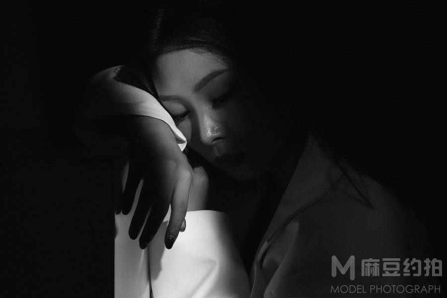 黑白模特