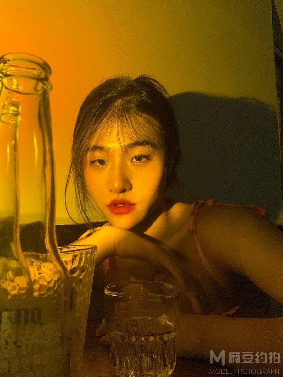 情绪模特