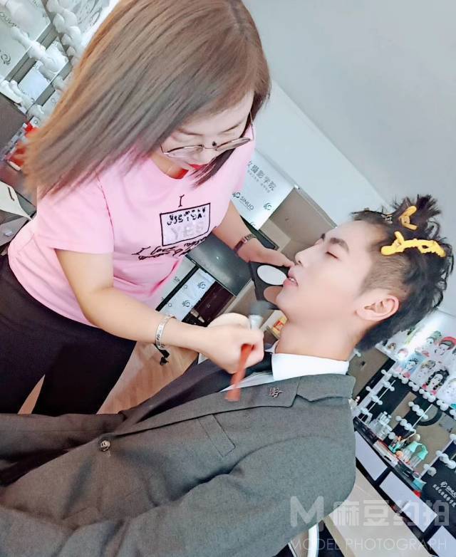 情绪模特