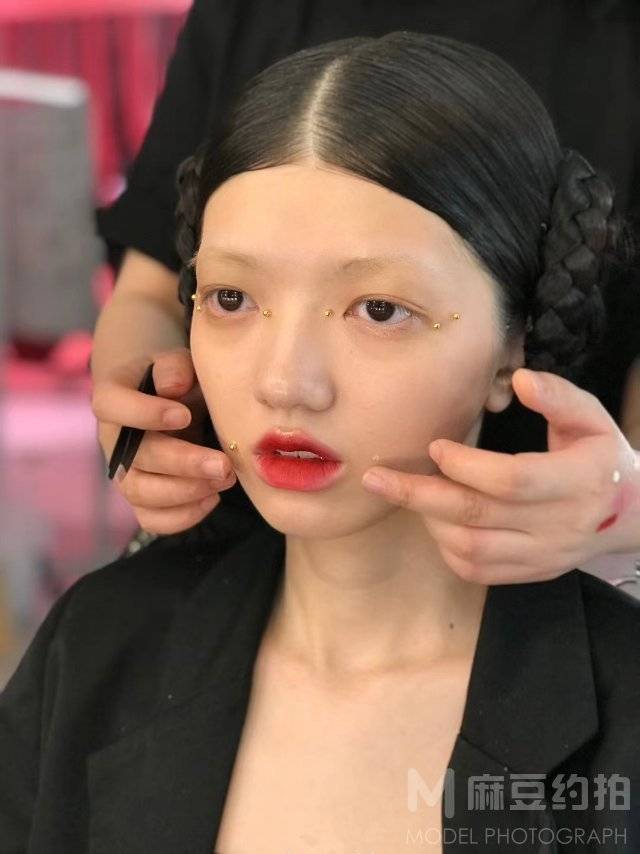 情绪模特