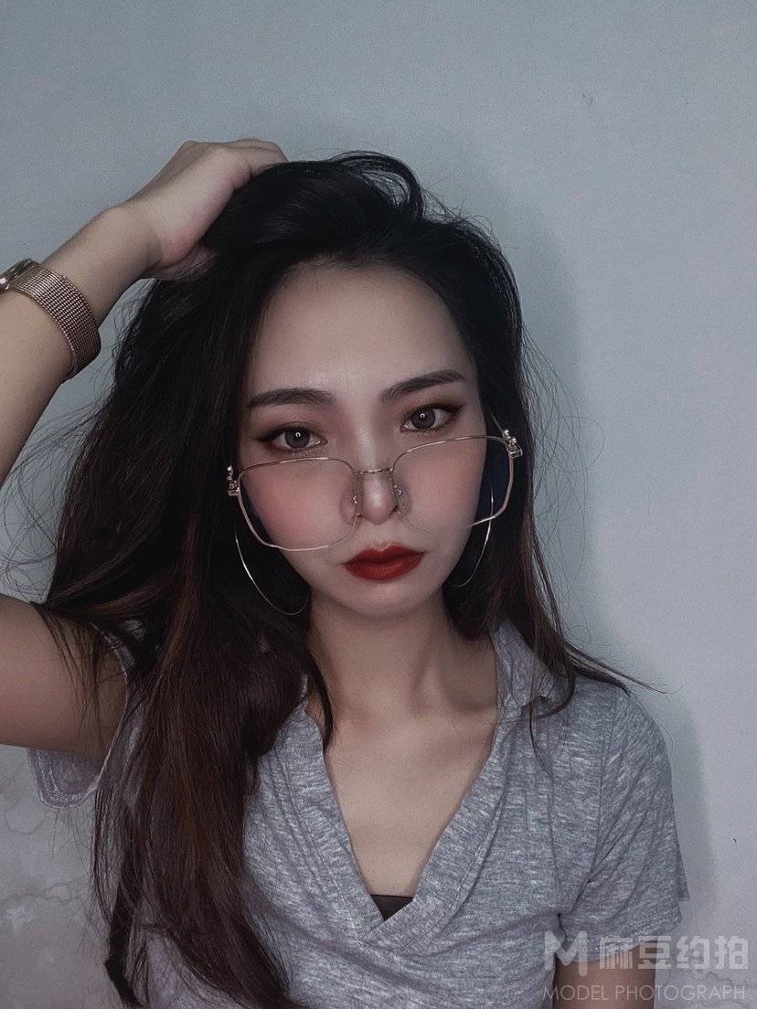 情绪模特