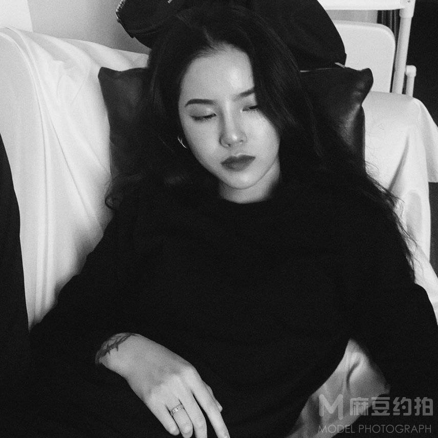 黑白模特