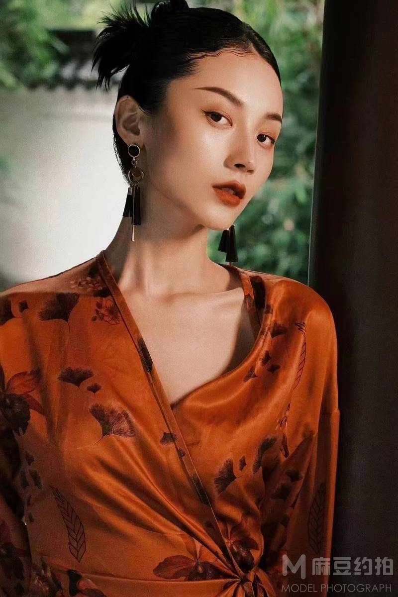 情绪模特