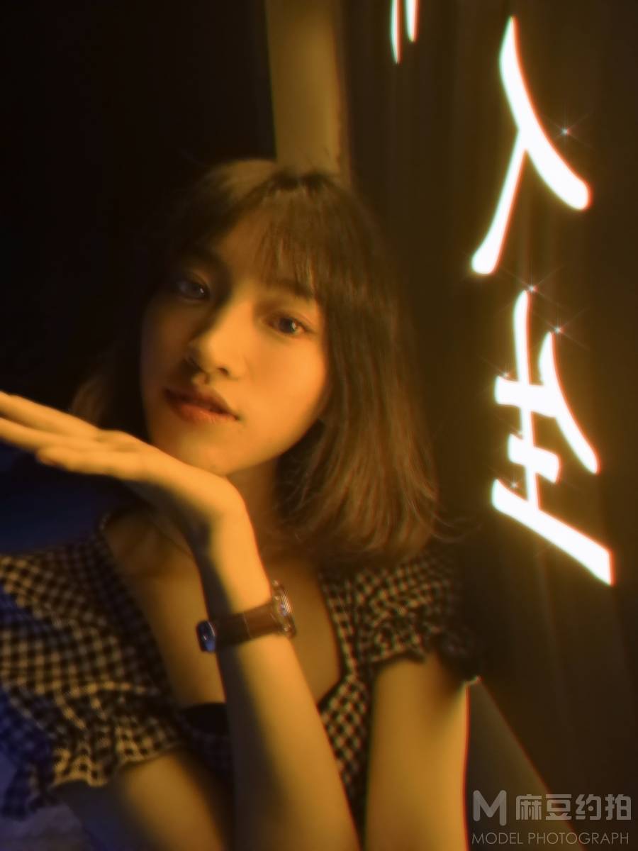 情绪模特