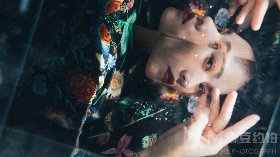 情绪模特