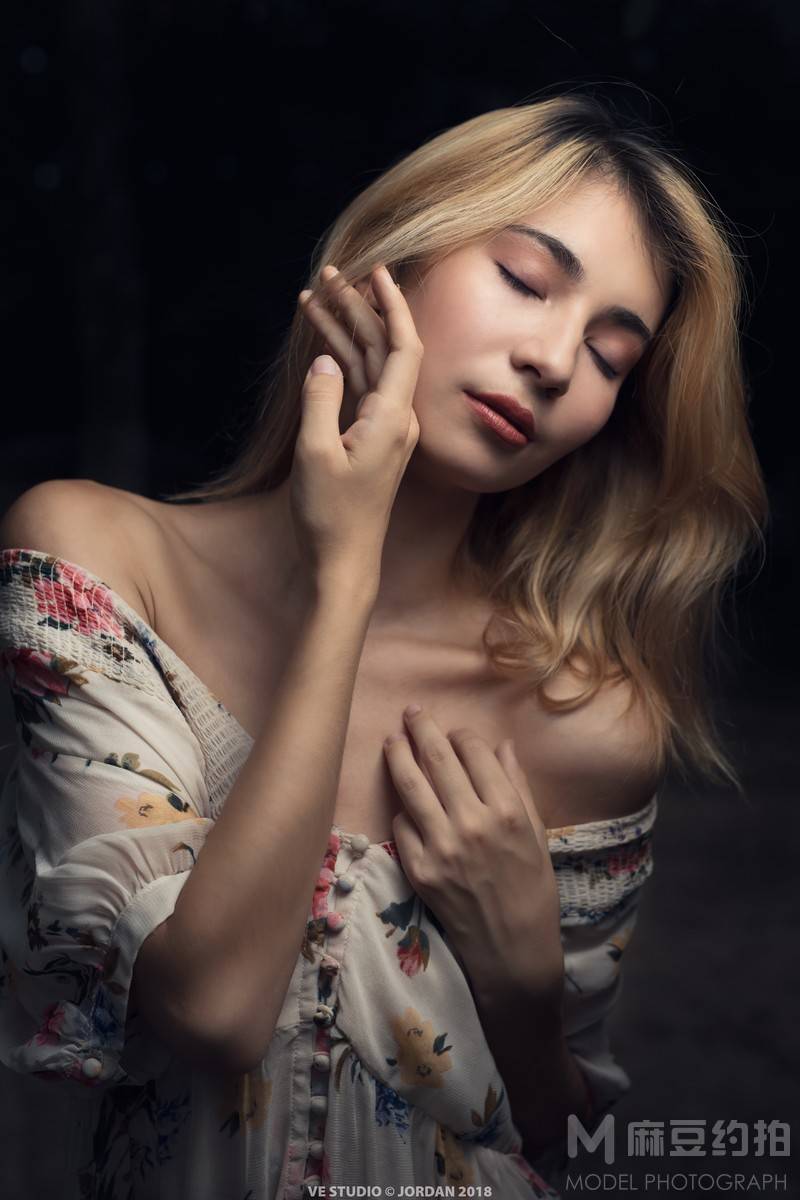 情绪模特