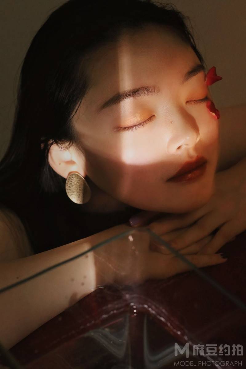 情绪模特