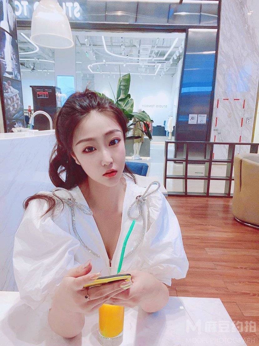 黑白模特