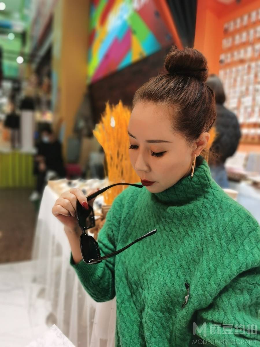 情绪模特