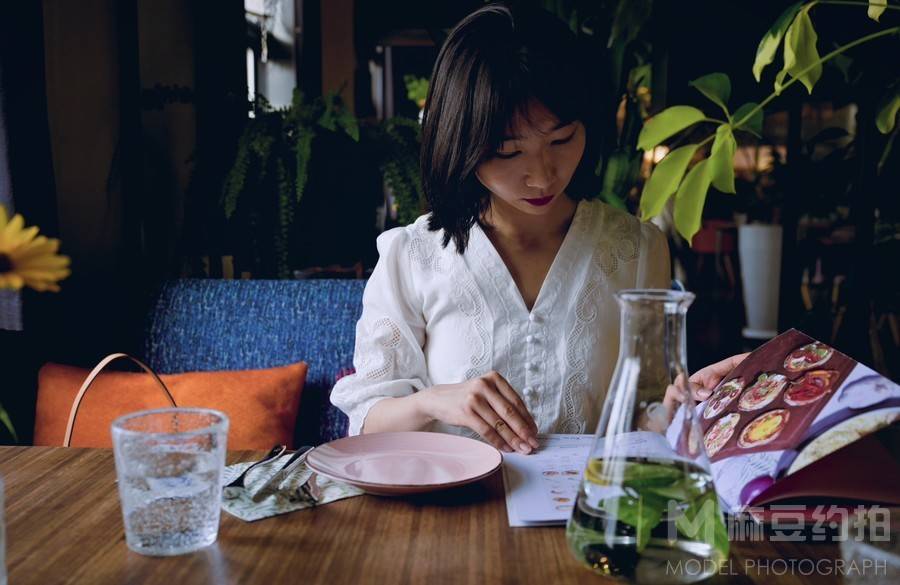 情绪模特