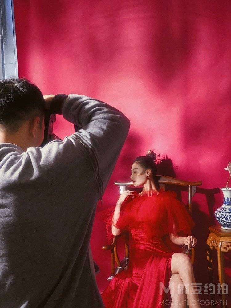情绪模特