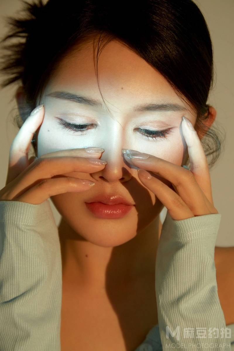 情绪模特