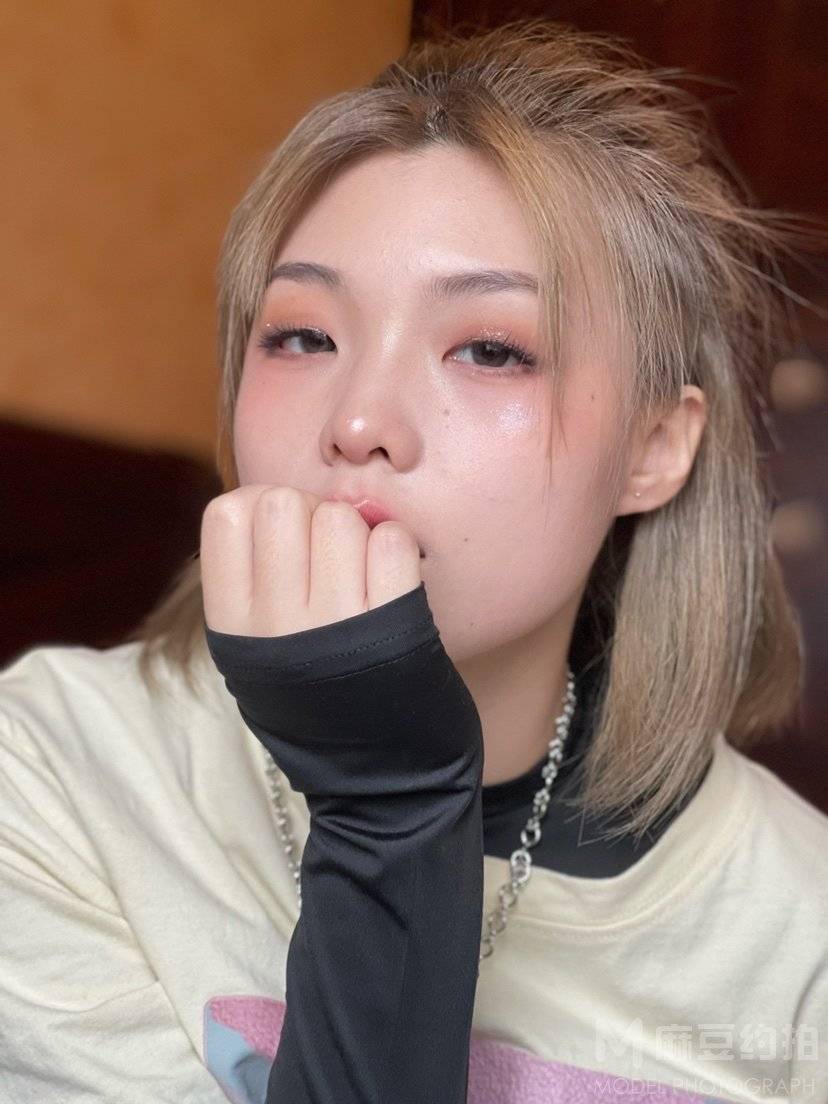 情绪模特