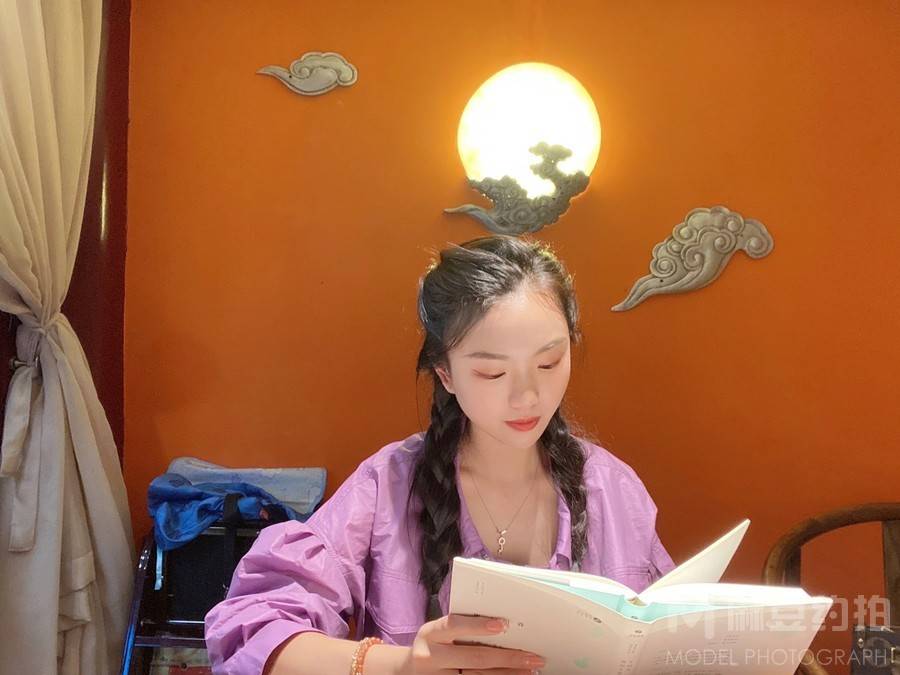情绪模特