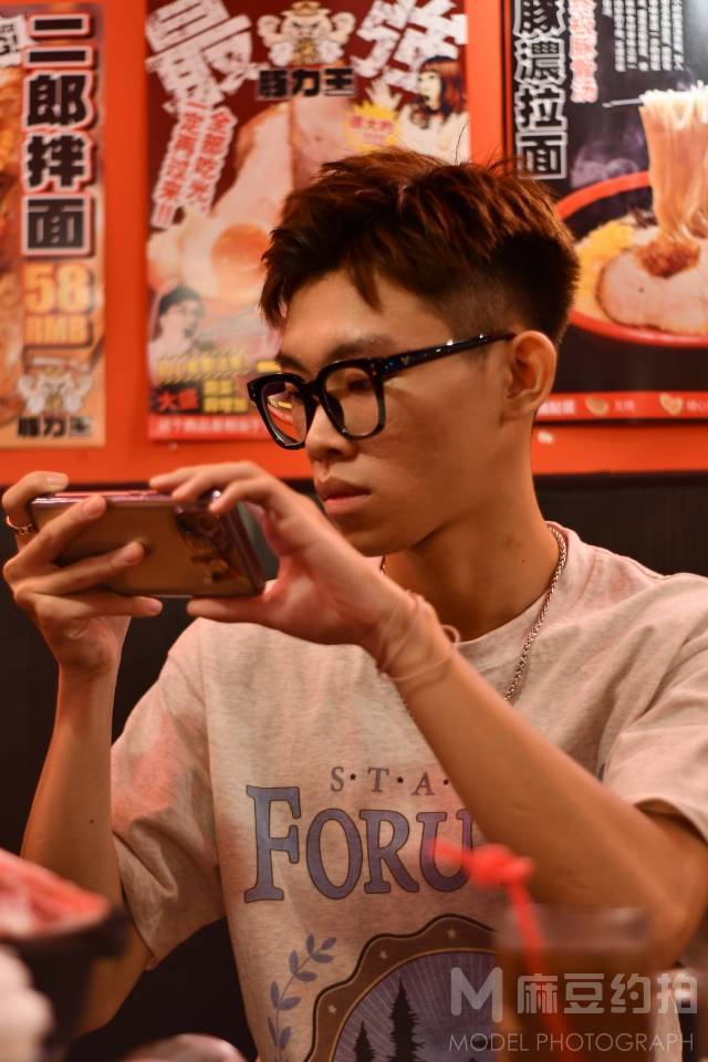 情绪模特